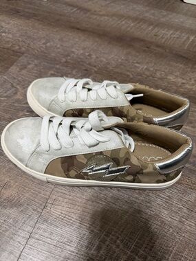 Boutique 9 Beige White Camo Low-Top Sneakers